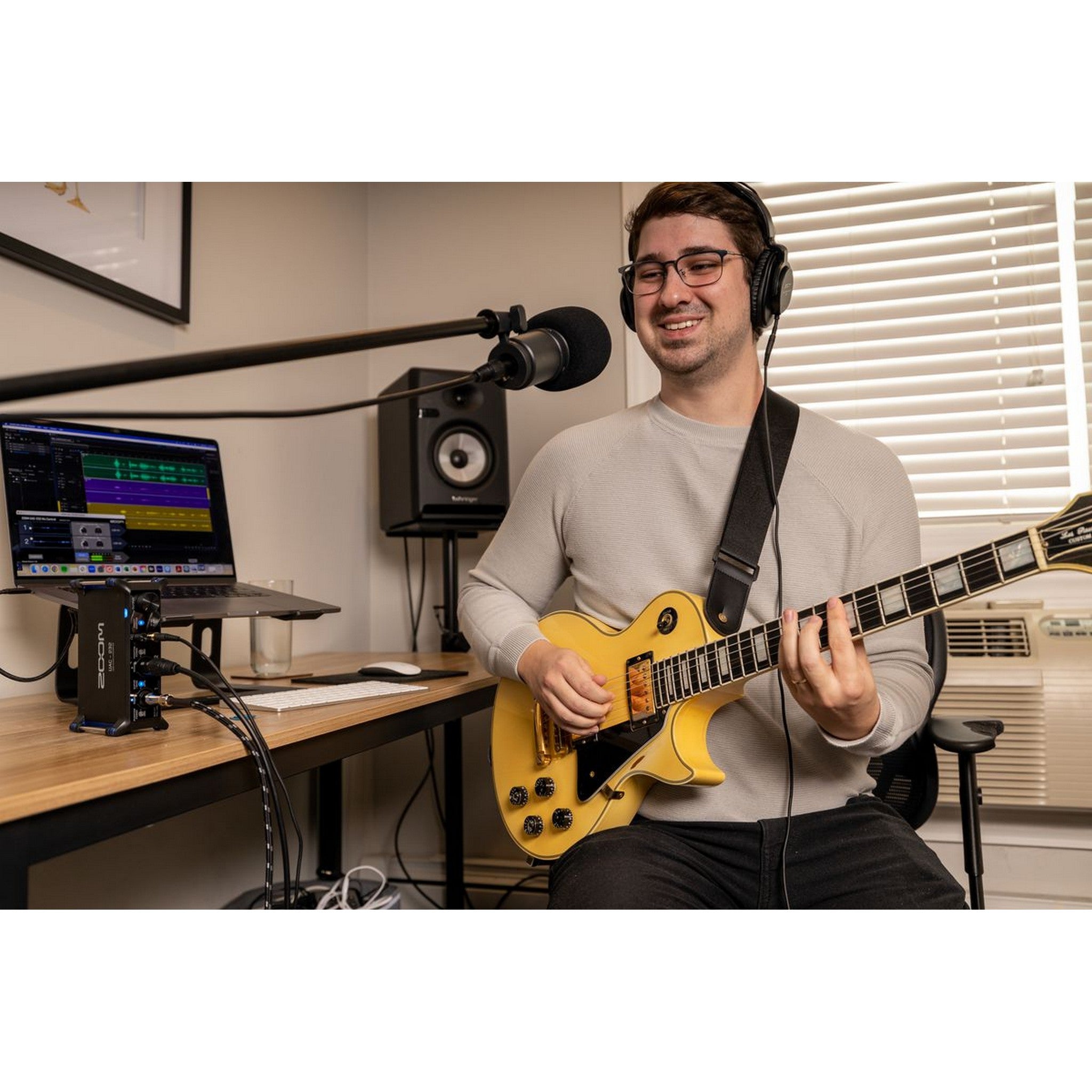 Zoom UAC-232 High-Performance 32-Bit USB-C Professional Audio Interface for Musicians, Producers, Podcasters, and Live-Streaming Enthusiasts